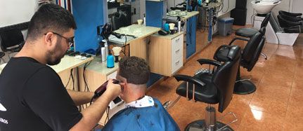 Peluquería Caballero Miguel Santana peluquero realizando peinado